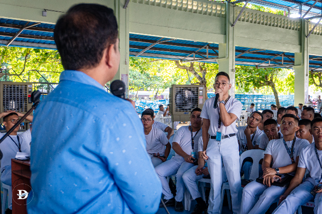 𝗝𝗔 𝗮𝗱𝗺𝗶𝗻 𝗳𝗮𝗰𝗲𝘀 𝘀𝘁𝘂𝗱𝗲𝗻𝘁𝘀, 𝗵𝗲𝗮𝗿𝘀 𝗼𝘂𝘁 𝗰𝗼𝗻𝗰𝗲𝗿𝗻𝘀